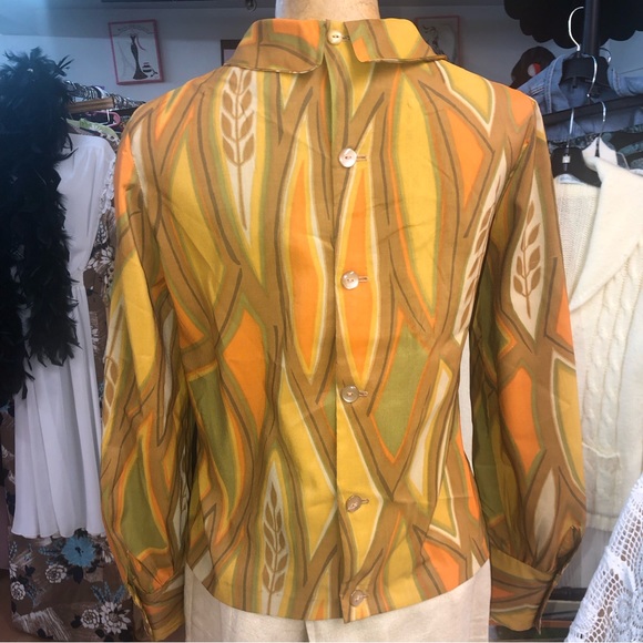 Vintage 1960’s mod - crepe blouse- autumn toned leaf print - buttons in back - Picture 4 of 12